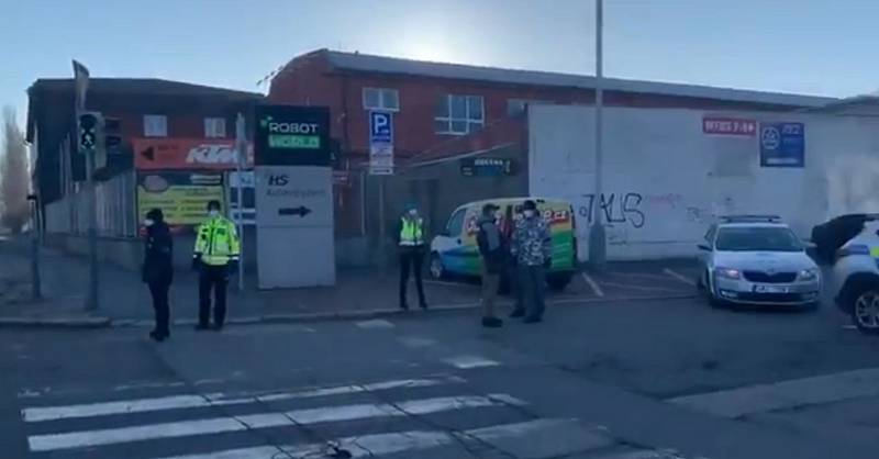 Policie hlídkovala před areálem blešího trhu ve Vysočanech.