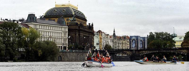 Závod „Napříč Prahou – přes tři jezy“, při kterém zaplní řeku lodě vodních skautů a veřejnosti, proběhl v Praze 28. září. Byla to výjimečná příležitost sjet jinak zavřené pražské jezy.