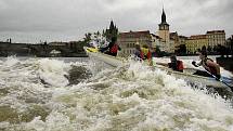 Závod „Napříč Prahou – přes tři jezy“, při kterém zaplní řeku lodě vodních skautů a veřejnosti, proběhl v Praze 28. září. Byla to výjimečná příležitost sjet jinak zavřené pražské jezy.