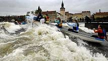 Závod „Napříč Prahou – přes tři jezy“, při kterém zaplní řeku lodě vodních skautů a veřejnosti, proběhl v Praze 28. září. Byla to výjimečná příležitost sjet jinak zavřené pražské jezy.
