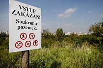 Několik vlastníků desítek hektarů v lokalitě pražského Trojmezí se 2. září rozhodli k uzavření celého prostoru instalováním zákazových cedulí. Rozhodli se tak s ohledem na neutěšený stav pozemků.