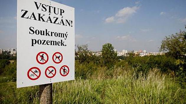 Několik vlastníků desítek hektarů v lokalitě pražského Trojmezí se 2. září rozhodli k uzavření celého prostoru instalováním zákazových cedulí. Rozhodli se tak s ohledem na neutěšený stav pozemků.