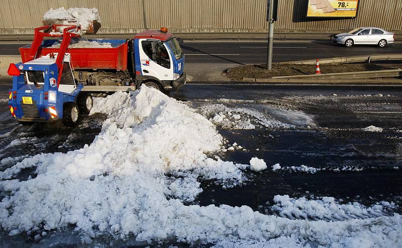 Pracovníci technických služeb odklízeli 3. února vrstvu ledu z pražské Jižní spojky po havárii vody.