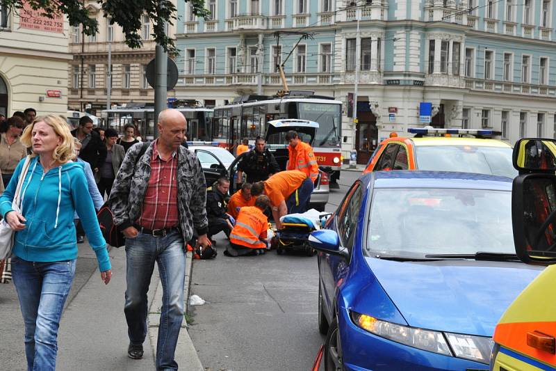 Boj o život člověka sledovaly v pondělí před polednem z bezprostřední blízkosti několika kroků desítky a desítky kolemjdoucích na náměstí Kinských. Dvacet minut po 11. hodině se tam řidička Hondy Civic střetla se 78letou chodkyní přecházející mimo přechod