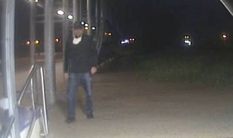 Policie hledá muže, který s nožem v ruce brutálně napadá ženy v Praze.