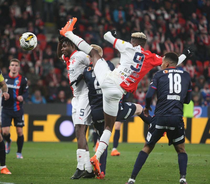 Peter Olayinka při utkání Slavia - Plzeň.