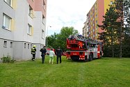 Hasiči, policisté i záchranáři zasahovali u požáru kuchyně v pražském Kamýku.