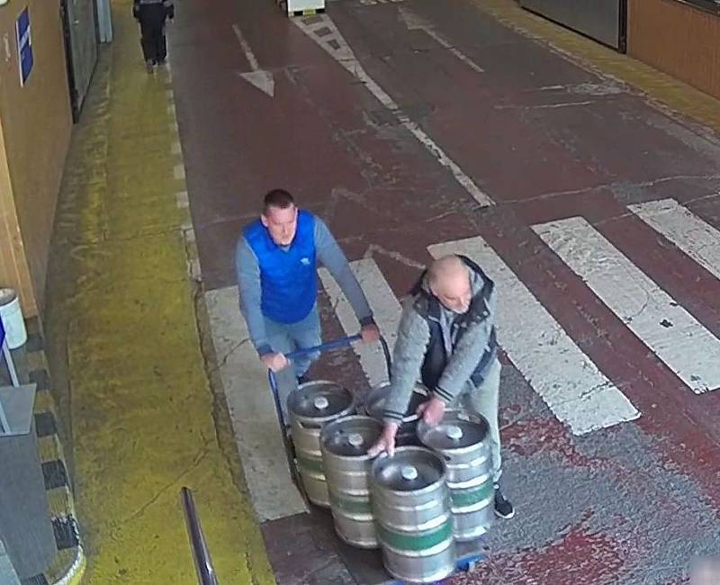 Policisté z místního oddělení Pankrác pátrají od března po dvou neznámých mužích, kteří v Praze 4 odcizili pět padesátilitrových sudů od piva.