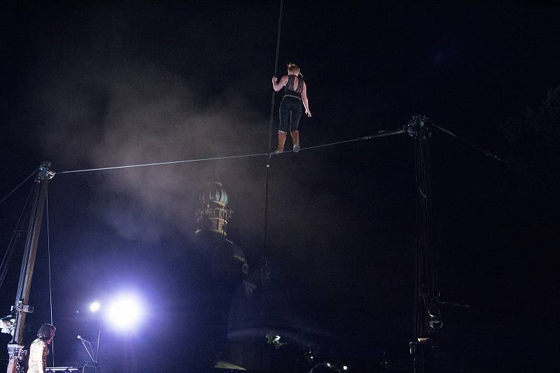 Festival adrenalinově zahájila provazochodkyně Johanne Humblet, která na Open Air scéně vysoko nad hlavami diváků zdolává jeden risk za druhým. Za své vystoupení sklidila bouřlivý potlesk, diváků sedících na zemi v trávě arény pod širým nebem. Vystoupení 