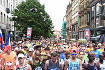 Pražský maraton každoročně láká tisíce špičkových vytrvalců i amatérských milovníků běhu.