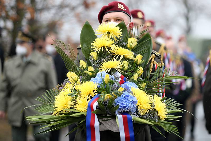 Slavnostní vzpomínková akce u nového památníku výsadku Anthropoid v Nehvizdech. Městys má nyní památníky dva, původní za dálnicí a nový, otevřený 29. prosince 2021.