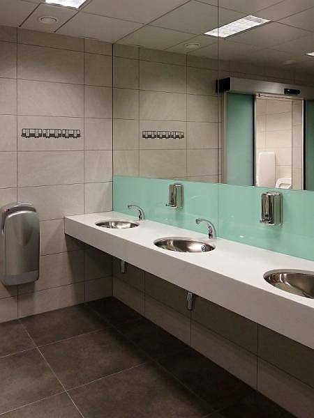 Rekonstruované veřejné toalety ve stanici metra Můstek.