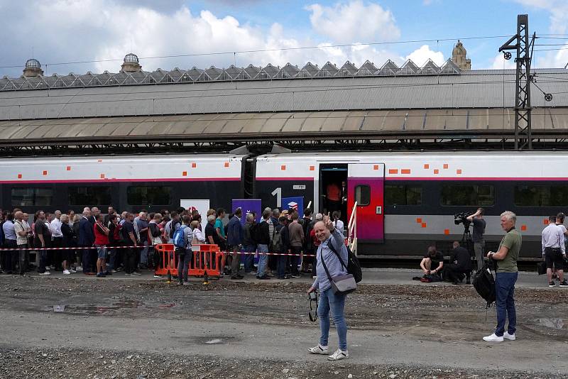Z briefingu Správy železnic a francouzských státních drah SNCF k příjezdu francouzského vysokorychlostního vlaku TGV na Hlavní nádraží v Praze.
