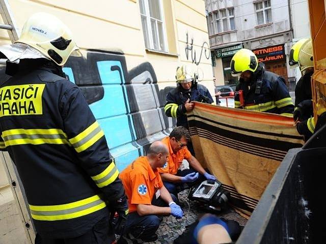 Vyproštění a marná záchrana osoby z kontejneru na textil v Praze 3.