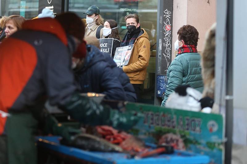 Protestní akce Tichá ulička za kapry, kterou pořádá spolek Zvířata nejíme. Obchodní centrum Nový Smíchov, Praha 5.