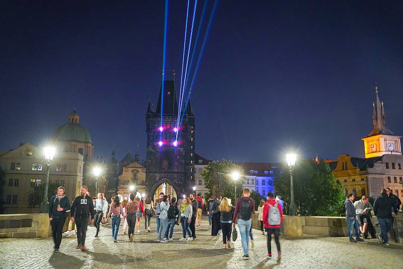 U příležitosti Mezinárodního dne světla se odehrála světelná instalace, při níž laserové paprsky spojily konce Karlova mostu.