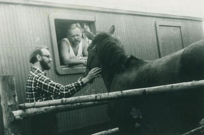 V roce 1970 jako zaměstnanec s.p. Rybářství – V. Šilhán vpravo v okně, vlevo doc. ing. Miloslav Král, CSc. (později také signatář Ch77).