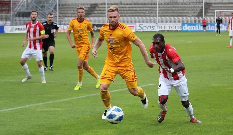 Deváté kolo druhé nejvyšší fotbalové soutěže v pátek odpoledne odstartovalo derby Žižkov - Dukla.