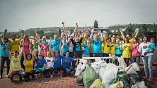 Dobrovolníci čistili nábřeží Vltavy v Podolí.