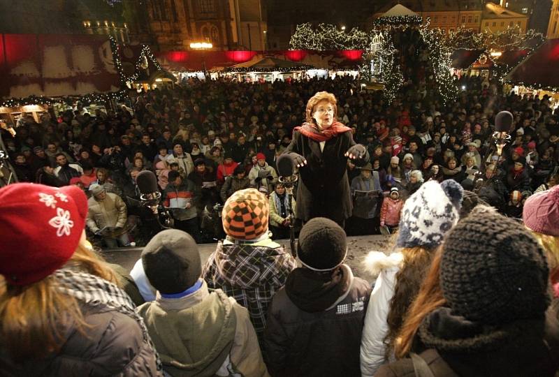 Česko zpívá koledy na Staroměstském náměstí