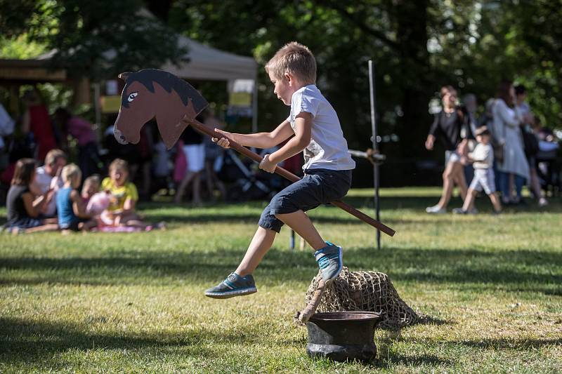 Zábavné odpoledne Karel IV - Dětské hraní v pražském parku Kampa.