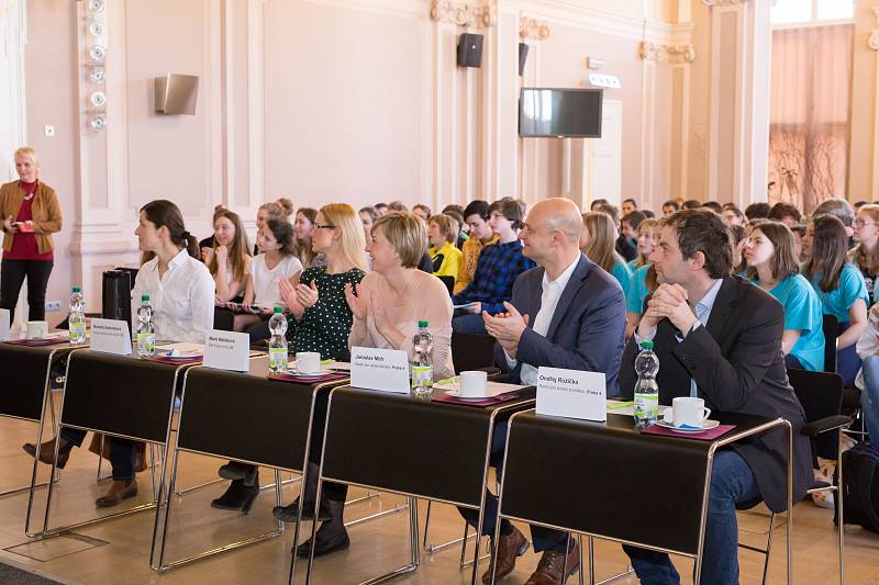 Vylepšení, která si vymyslely samy děti, se brzy dočkají dvě školy z Michle. To je výsledek dlouhodobého soutěžního projektu Lepší škola.