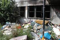 Hasiči zasahovali v Podolí u požáru domu, který dlouhodobě obývají lidé bez domova.