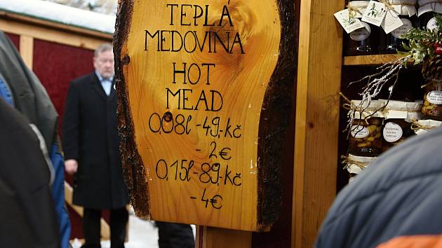 Adventní zastavení u Ludmily s rozsvícením vánočního stromku pro radnici Prahy 2 v rámci adventních trhů na náměstí Míru.