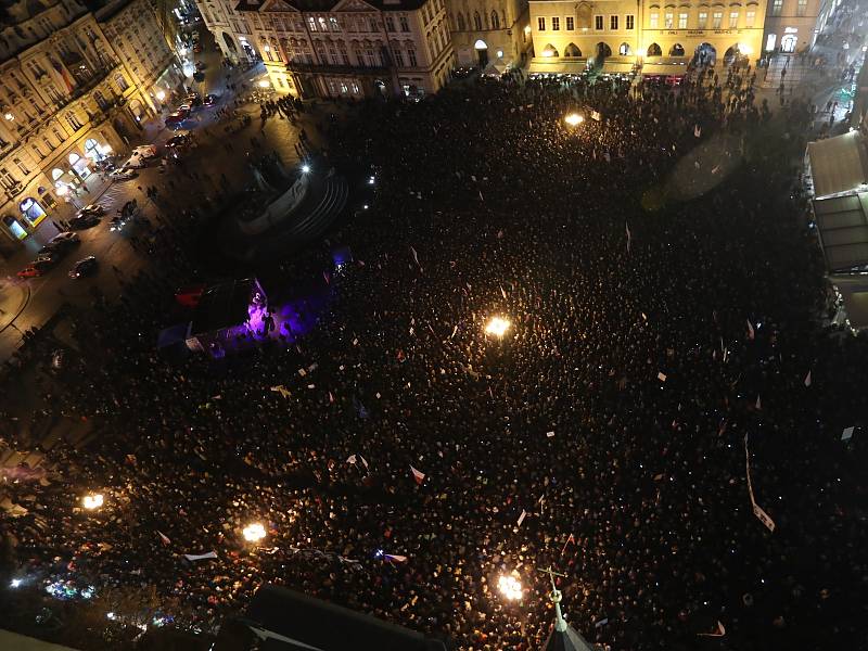 Demonstranti zaplnili pražské Staroměstské náměstí a žádají demisi vlády Andreje Babiše (ANO).