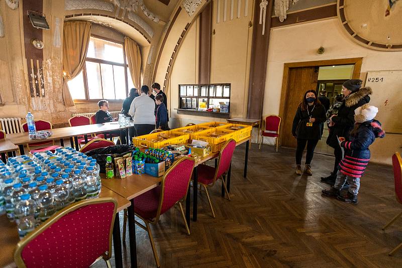 Občerstvení pro migranty z Ukrajiny v areálu Hlavního nádraží v Praze.