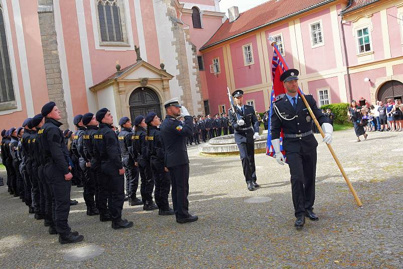 Ze slavnostního slibu nových příslušníků středočeské policie na nádvoří Muzea Policie ČR v Praze.