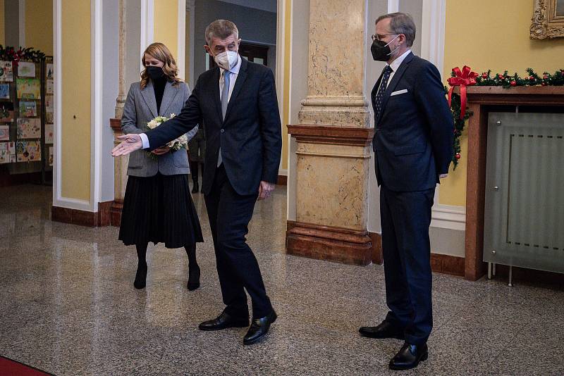 Bývalý premiér z ANO Andrej Babiš (vlevo) vítá svého nástupce Petra Fialu z ODS v sídle úřadu vlády ve Strakově akademii, 17. prosince 2021 v Praze.