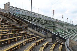 Stadion na pražském Strahově. Jeho kapacita činí 250 tisíc míst, z toho 56 tisíc k sezení. Postupně chátrající betonové tribuny jsou zapsány na seznam kulturních památek České republiky.