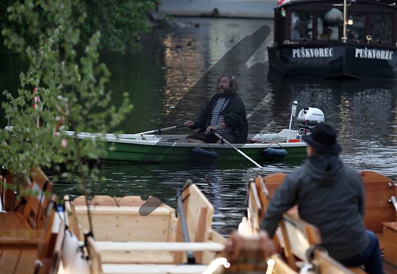 Svatojánské slavnosti NAVALIS 2019 na hladině Vltavy pod Karlovým mostem.