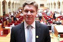 Byť končící primátor Tomáš Hudeček oficiálně odchází do opozice, může se, coby nezávislý člen zastupitelského klubu TOP 09, stát mocenským jazýčkem na vahách.