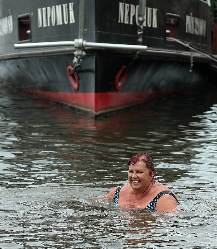 Tříkrálová otužilecká plavba pro převoznický punč 2019 pod Karlovým mostem.