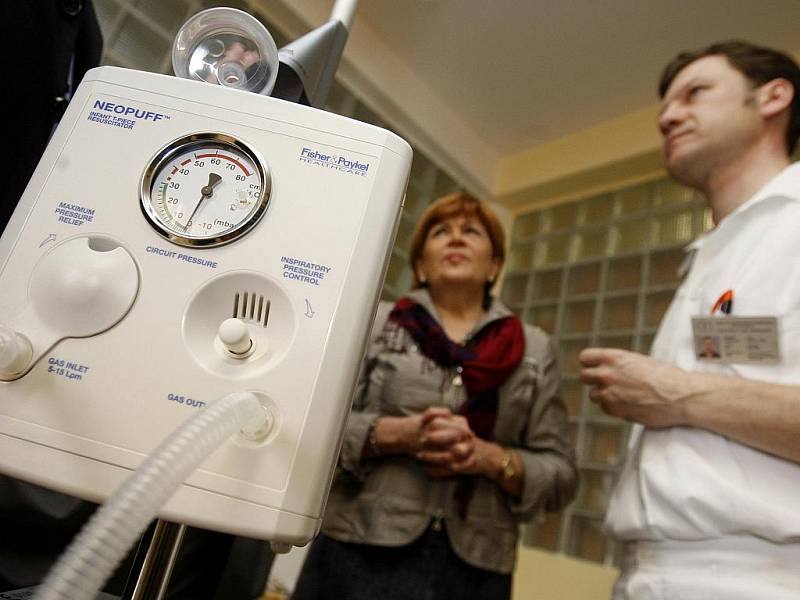 Novorozenecké oddělení Thomayerovy nemocnice v Praze převzalo ve středu 16. března 2011 nový resuscitační přístroj a monitor životních funkcí novorozených dětí. Zakoupila jej Nadace Naše dítě z výtěžku kampaně společnosti Rossmann.