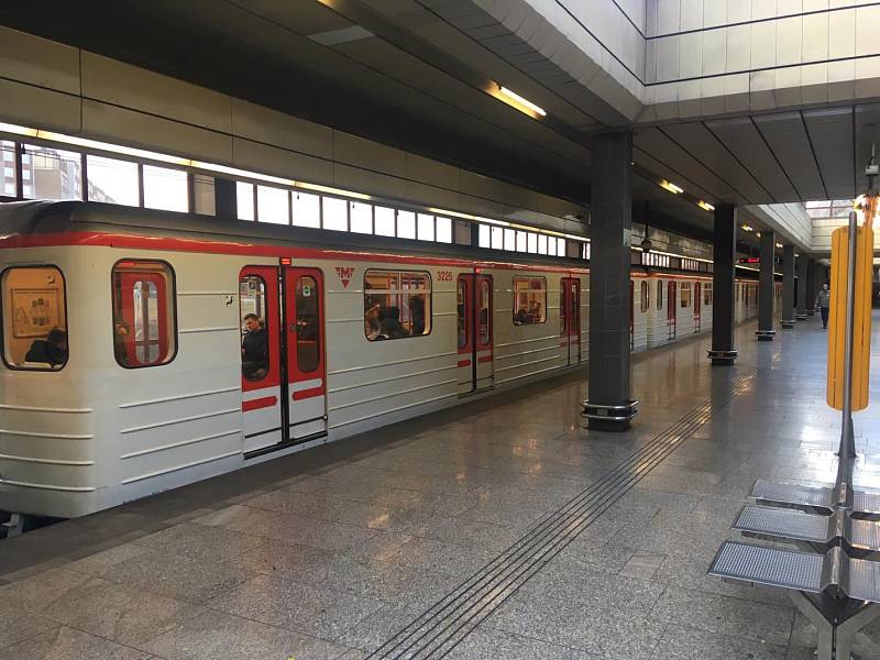 V pražském metru na lince B přibyly nájezdové rampy pro vozíčkáře či matky s kočárky.