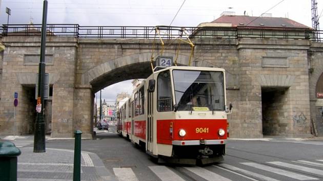 Tramvaj KT8D5 v Karlíně. Ilustrační foto.