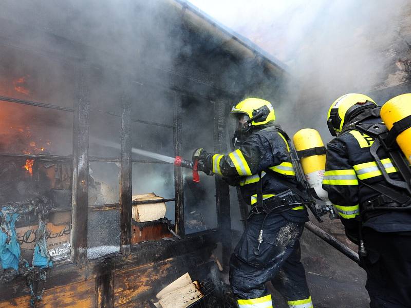 Požár v ulici Košická v pražských Vršovicích.