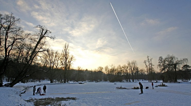 Zamrzlý rybník v Praze. Ilustrační foto.