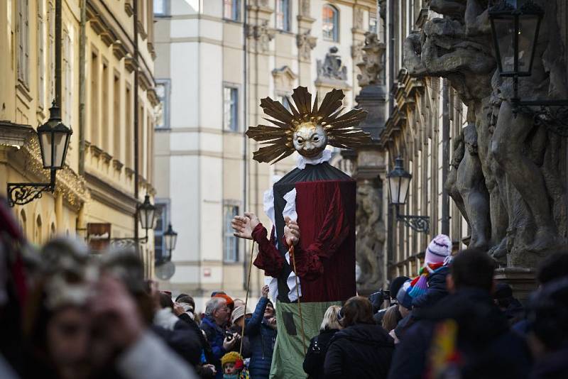 Průvod masek na Staroměstském náměstí v sobotu 7. února odpoledne zahájil letošní pražský karneval, kromě tradičních italských postav nechyběly ani masopustní maškary nebo čínský drak.