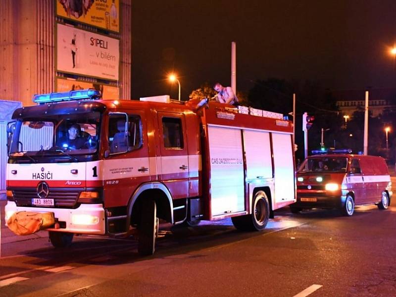 Ve stanici metra Pražského povstání řešily záchranné složky pád člověka do kolejiště.