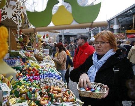 Tradiční velikonoční trhy se konaly také na pražském Smíchově.