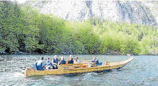 Vyhlídková plavba. Jedna ze dvou replik historických lodí zillen na Halštatském jezeře. Necelé dva metry široká a dvanáct metrů dlouhá dřevěná plavidla slouží turistům.