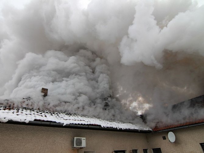 Likvidace požáru rodinného domu v Mukařově.