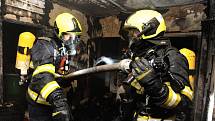 Během požáru bytu v pražských Stodůlkách hasiči zachránili 11 dospělých osob, 4 děti a 2 psy, škoda je několik milionů.
