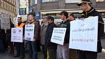 Stop šikaně!Pošta není banka! Takové slogany skandovali v pondělí 22. února 2016 po poledni účastníci demonstrace nespokojených pošťáků pochodující centrem Prahy. Stěžovali si na přetěžování a plnění úkolů, které s vlastní poštovní činností nesouvisejí.