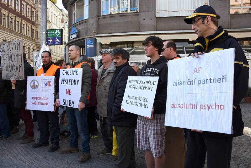 Stop šikaně!Pošta není banka! Takové slogany skandovali v pondělí 22. února 2016 po poledni účastníci demonstrace nespokojených pošťáků pochodující centrem Prahy. Stěžovali si na přetěžování a plnění úkolů, které s vlastní poštovní činností nesouvisejí.