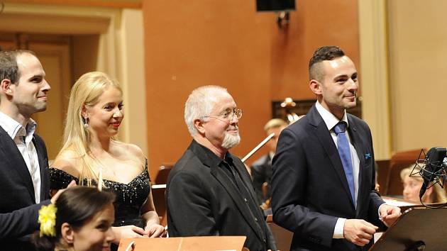 Zakladatel a ředitel festivalu Film Music Prague Nikola Bojčev (zprava) s hudebním skladatelem Patrickem Doylem, sopranistkou Markétou Mátlovou a moderátorem benefice Janem Maxiánem při loňském galavečeru.